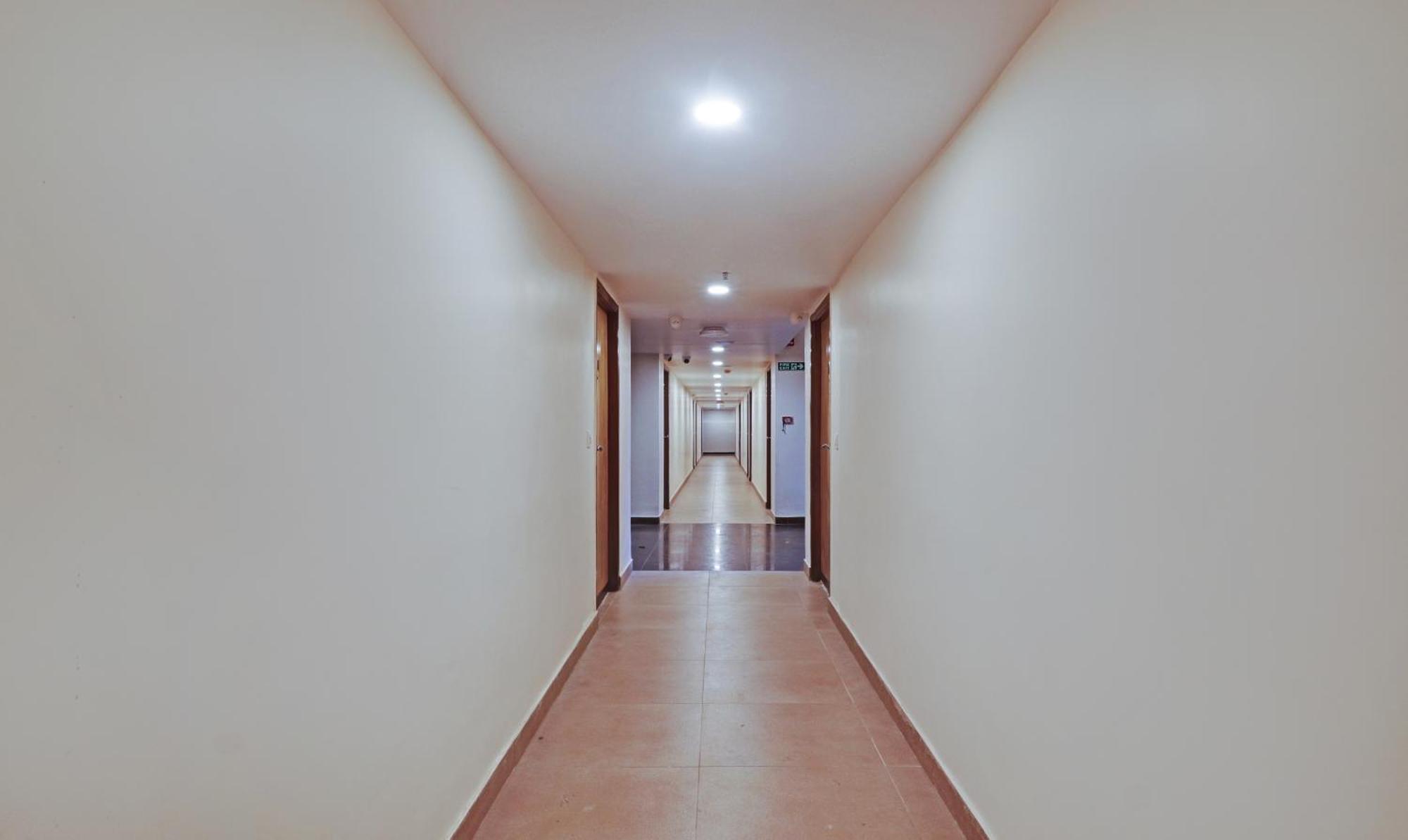 Treebo Premium Seven Lake View Hyderabad Bagian luar foto