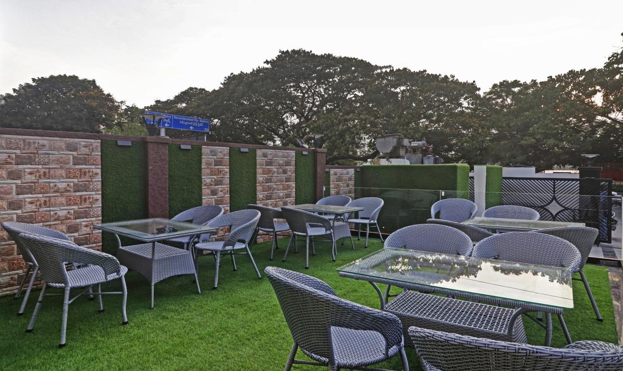 Treebo Premium Seven Lake View Hyderabad Bagian luar foto