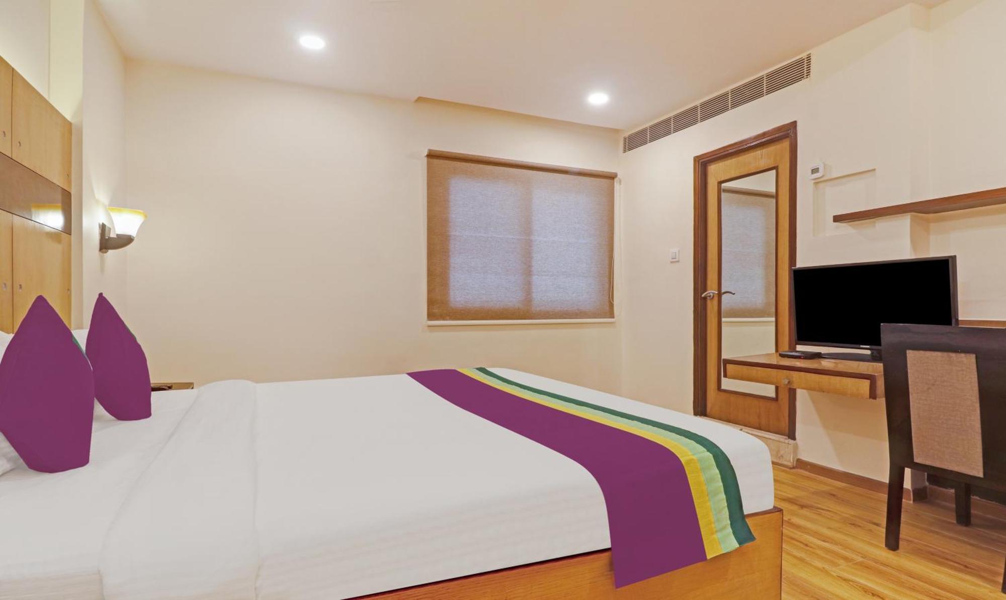 Treebo Premium Seven Lake View Hyderabad Bagian luar foto