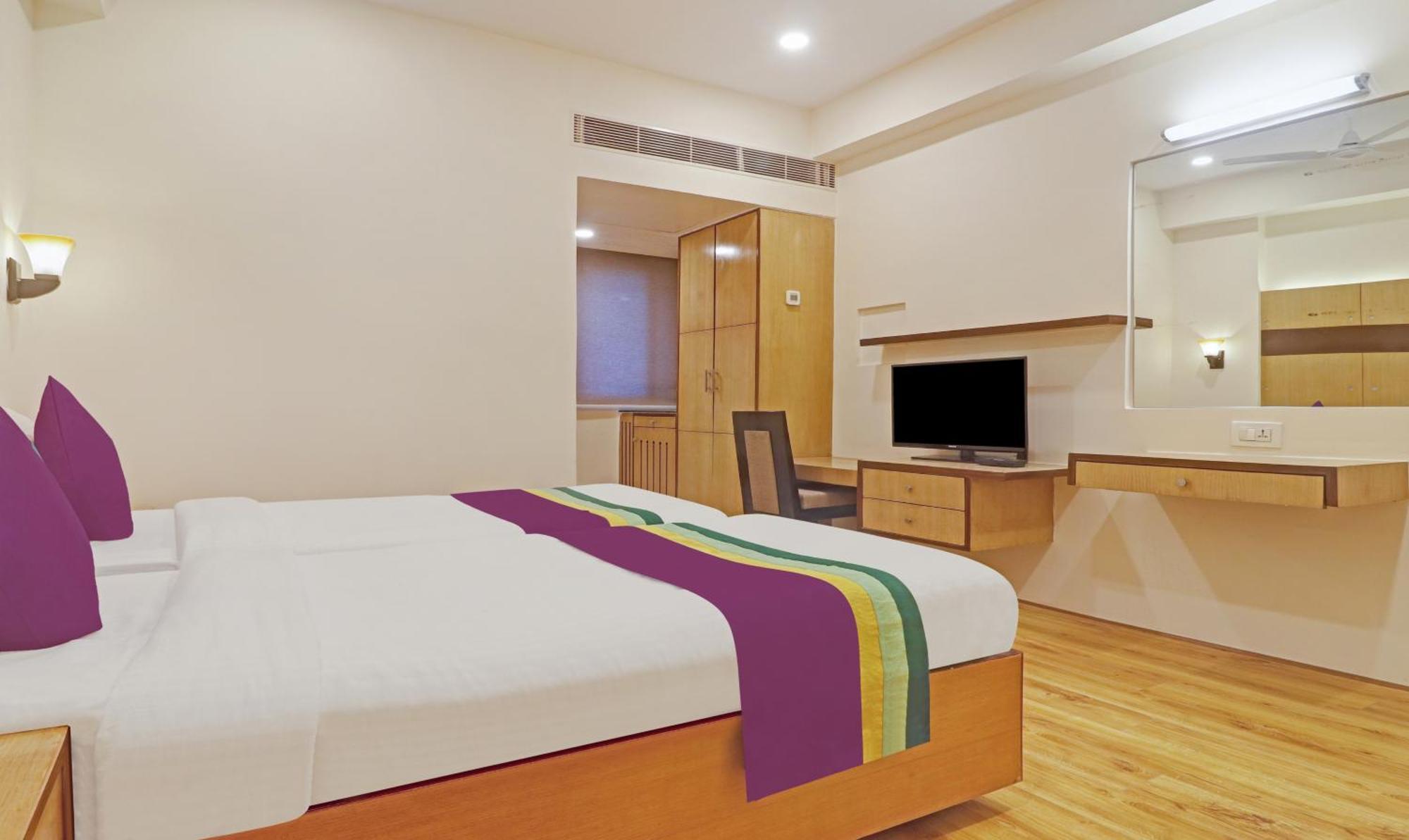Treebo Premium Seven Lake View Hyderabad Bagian luar foto