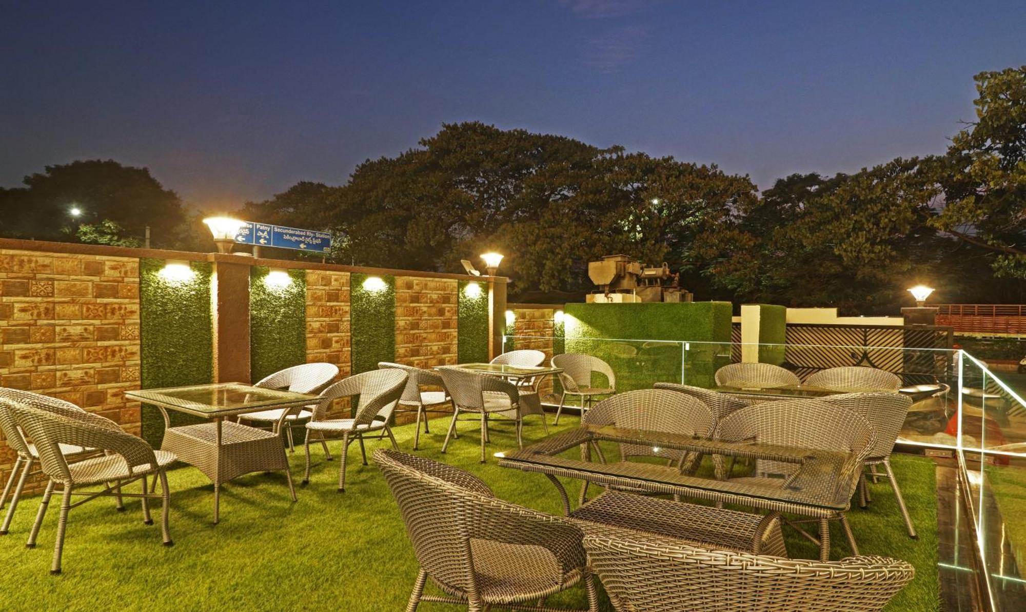 Treebo Premium Seven Lake View Hyderabad Bagian luar foto