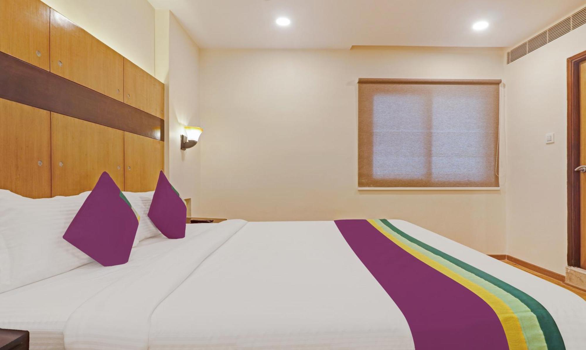 Treebo Premium Seven Lake View Hyderabad Bagian luar foto
