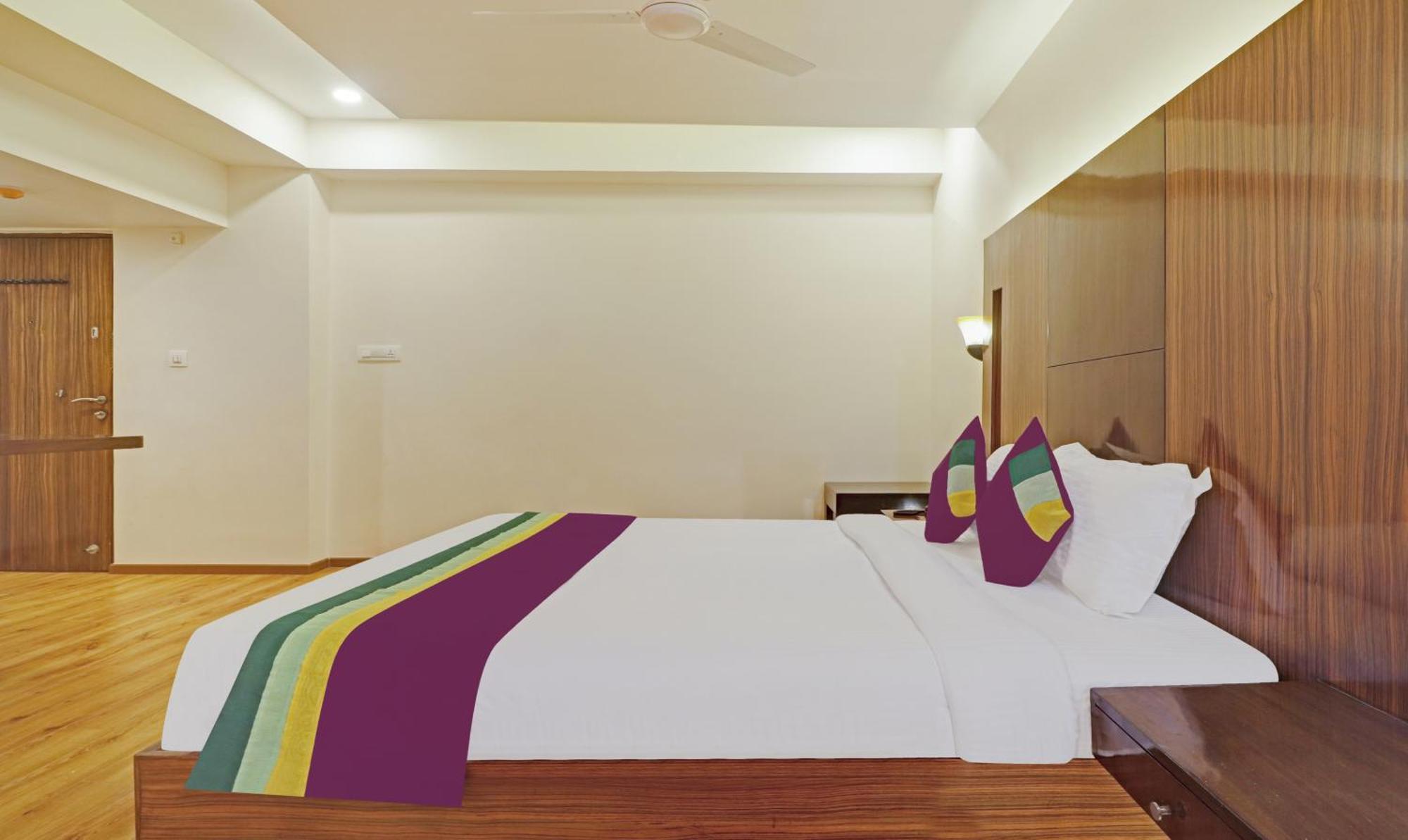 Treebo Premium Seven Lake View Hyderabad Bagian luar foto