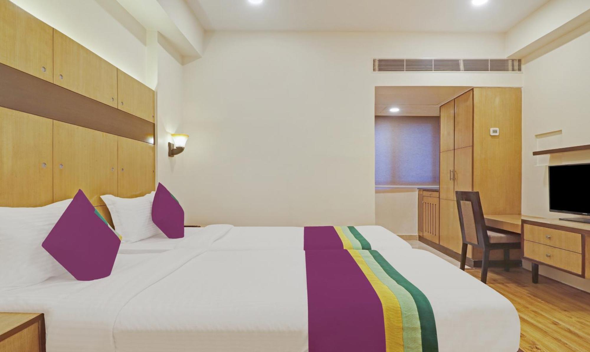 Treebo Premium Seven Lake View Hyderabad Bagian luar foto